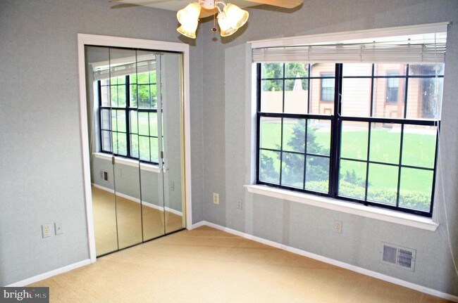 Foto del edificio - 1 Easton Ct