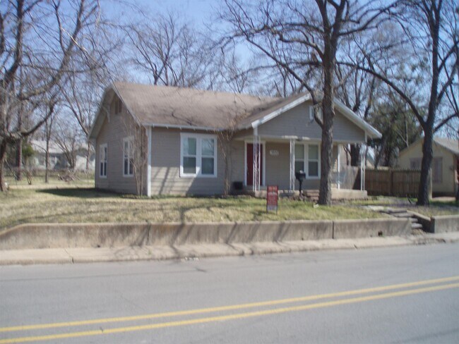 Building Photo - 1600 S Park St