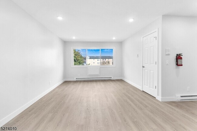 Foto del edificio - 557 S Broad St