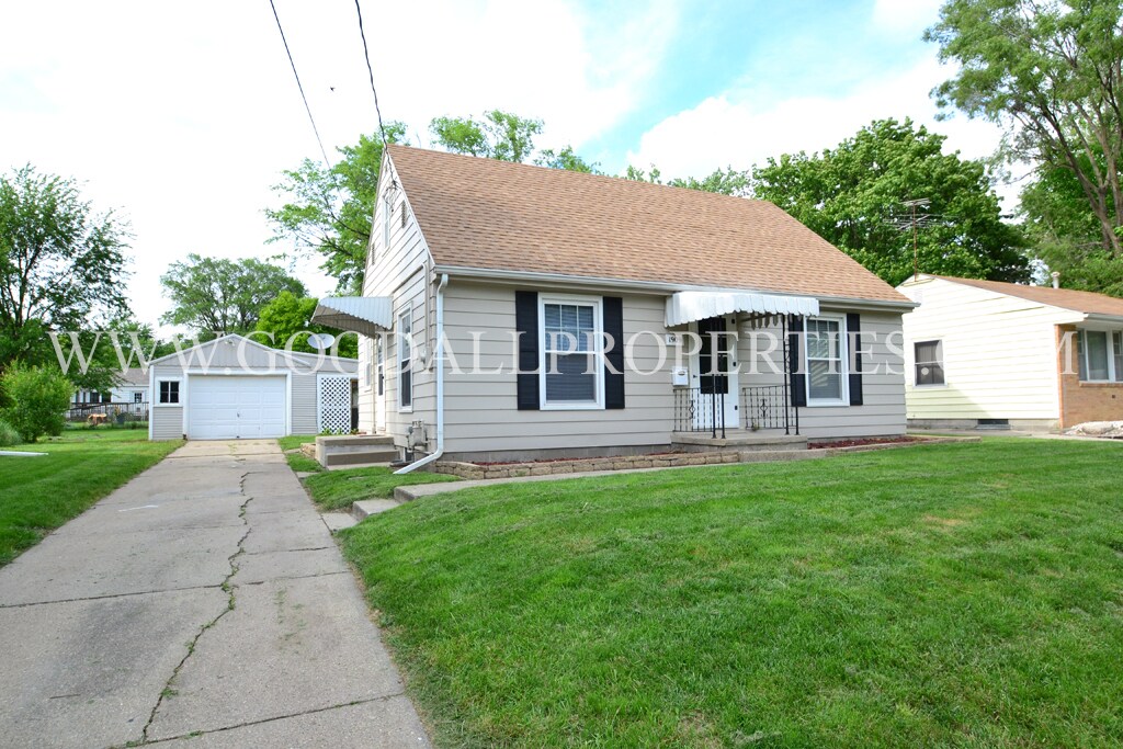 Primary Photo - 3 Bedroom Home in West Des Moines with Fen...