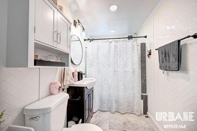 Building Photo - 2 bedroom in OZONE PARK NY 11417