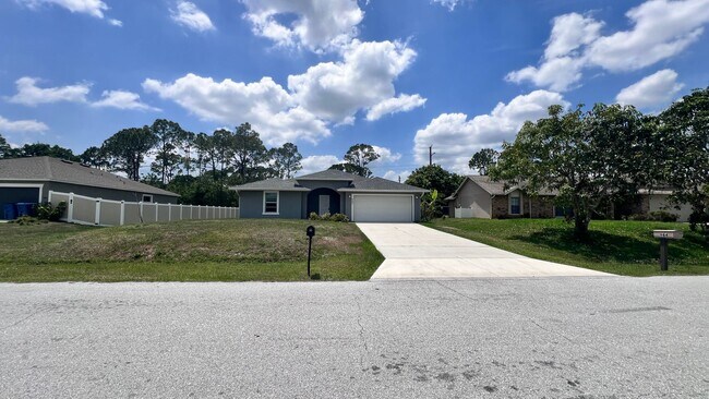 Foto del edificio - INCREDIBLE ALMOST NEW!! 4 Bedroom, 2 Bathr...