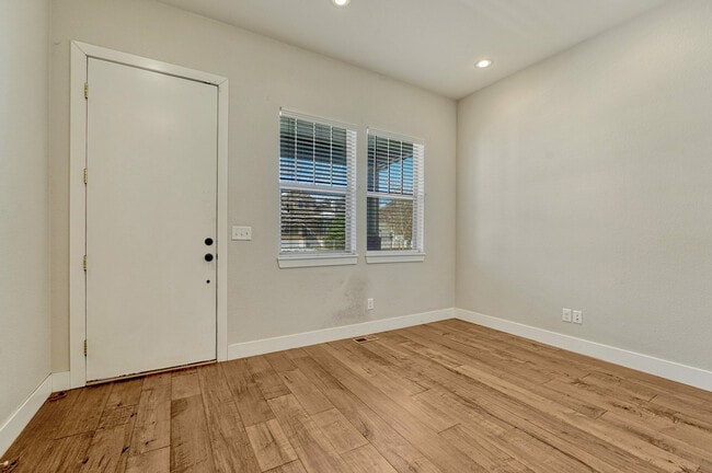 Photo - 534 S Lincoln St Townhome