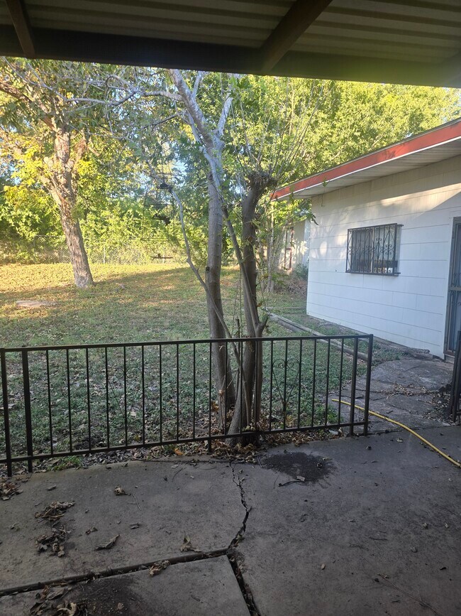 Building Photo - 271 Chesswood Dr