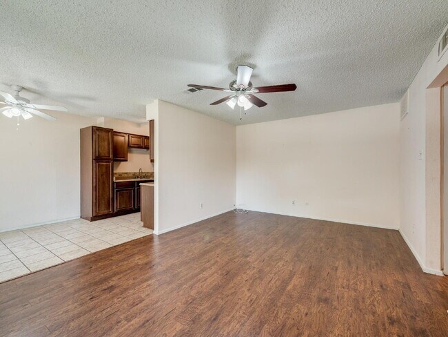 Foto del edificio - "Cute 3-Bed 2-Bath Townhome in Hurst!"