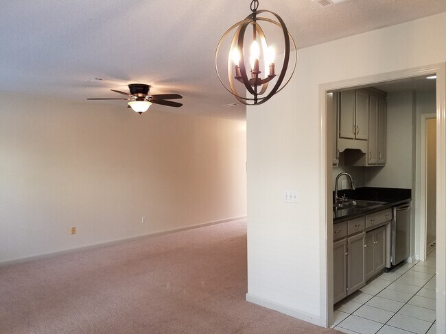 Building Photo - Quail Hollow - Beautiful Interior!