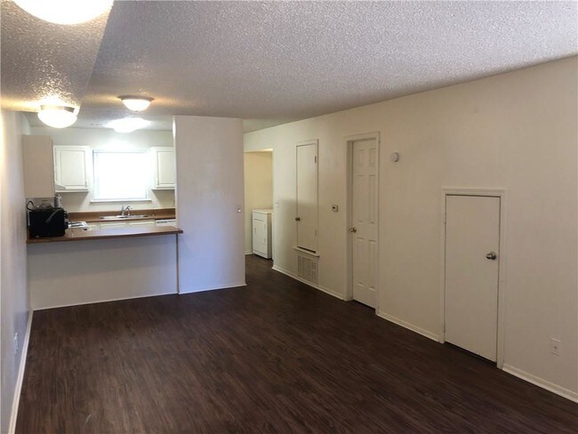 Building Photo - 502 N Betty Jo Dr