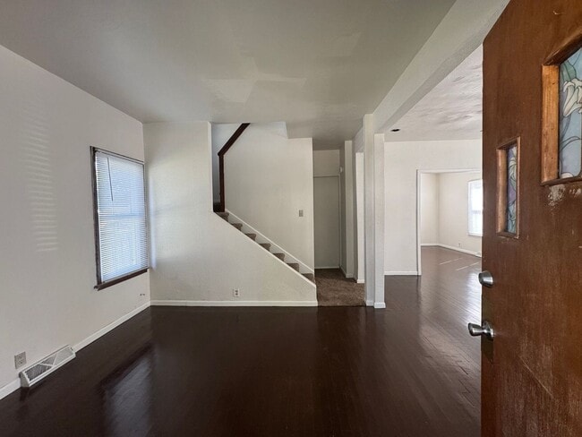Building Photo - 3 Bedroom Single Family Home located in Be...