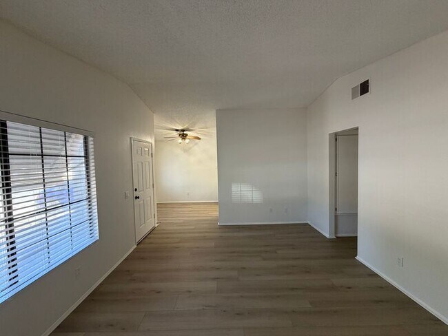 Foto del edificio - 28244 Encanto Rd