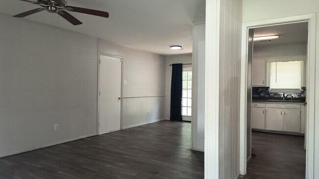 Foto del edificio - 2203 Crestwood Dr