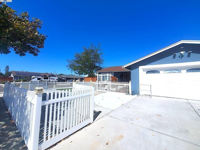Building Photo - 6062 Blossom Ave