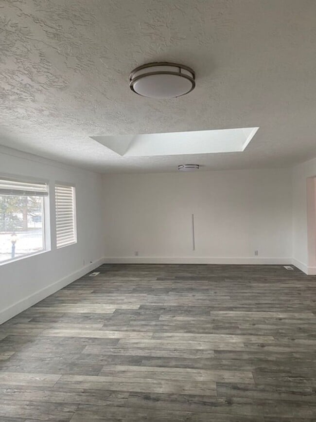 Building Photo - Stunning Water View House for Rent
