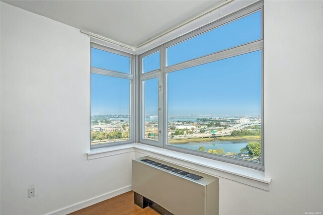 Foto del edificio - 40-28 College Point Blvd