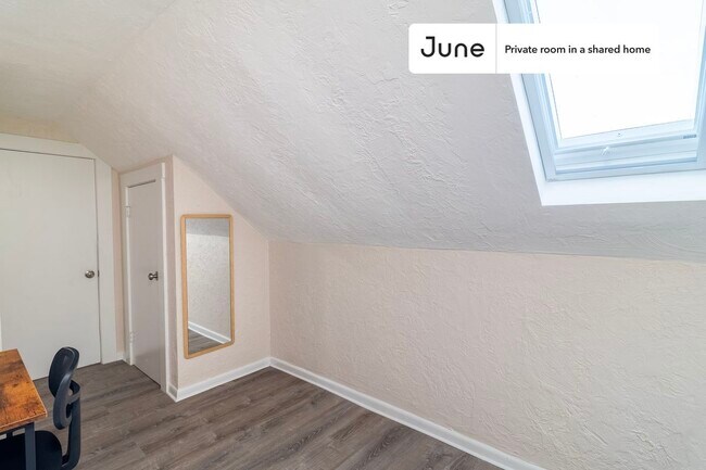 Building Photo - Room in Shared 6 bed/2 bath home