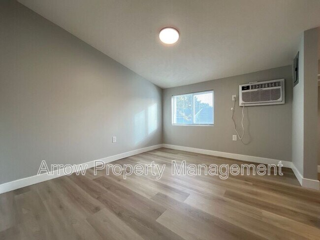 Building Photo - 877 N 26