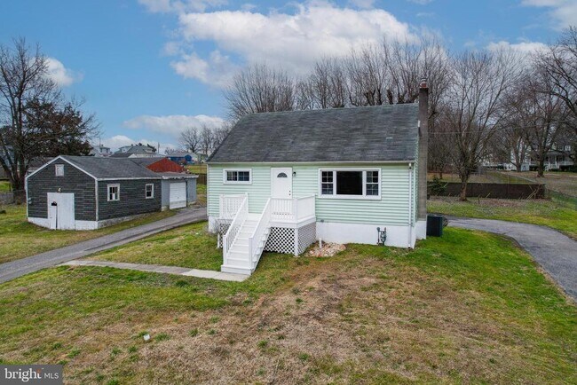 Building Photo - 821 Chesaco Ave