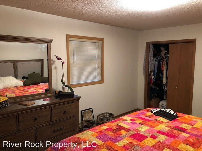 Foto del edificio - 1002 Oak St N