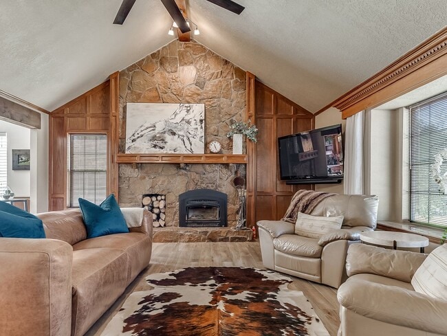 Building Photo - Fully Furnished Short Term Rental