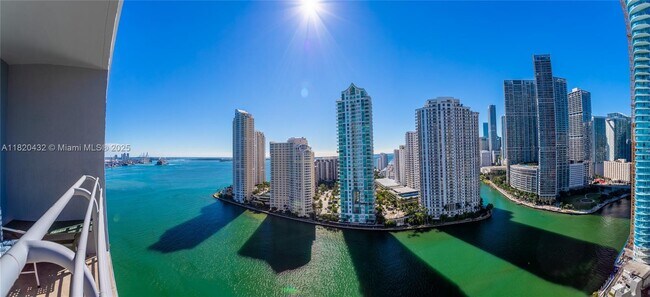 Foto del edificio - 325 S Biscayne Blvd
