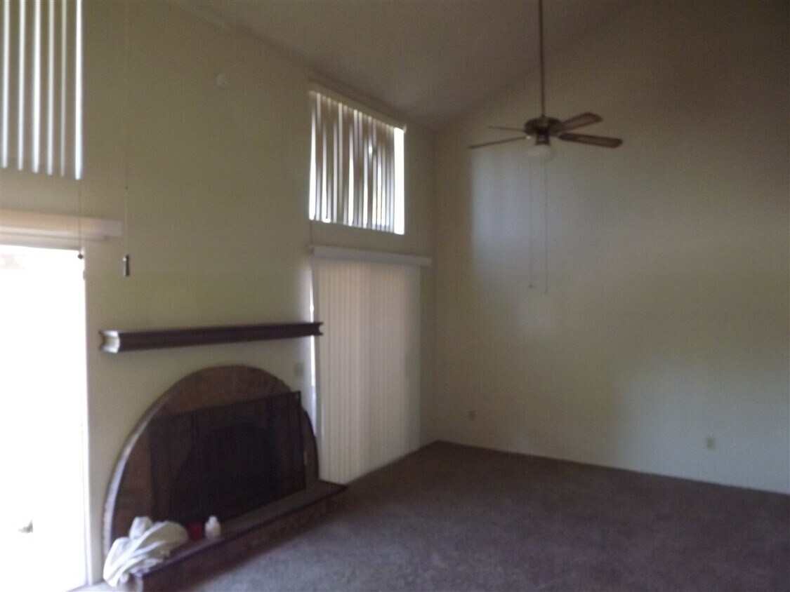 Primary Photo - 2155 S 14th Ave