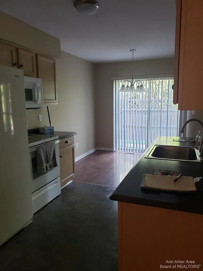 Foto del edificio - 135 Commons Cir