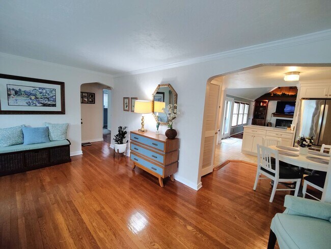 Building Photo - *Beautifully Updated & Spacious 3BD/2BA Si...