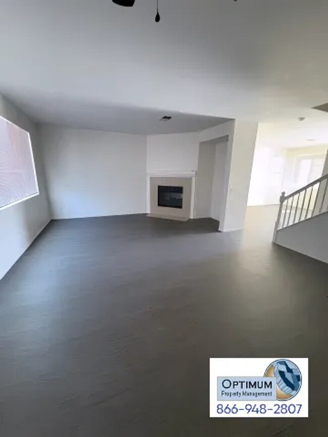 Foto del edificio - Spacious 5-Bedroom, 3-Bathroom Home with Loft in Victorville