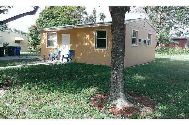 Building Photo - 2323 NW 12th Ct