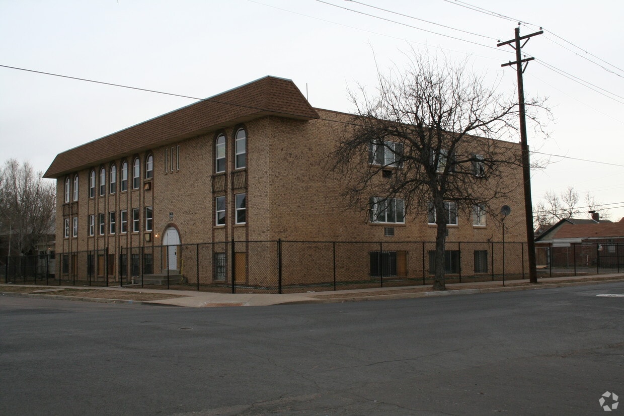 Building Photo - 1600 Clinton St