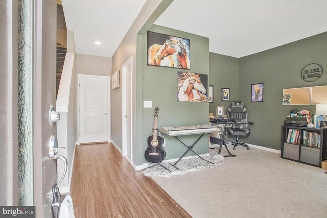 Building Photo - 211 OAK PINE Dr