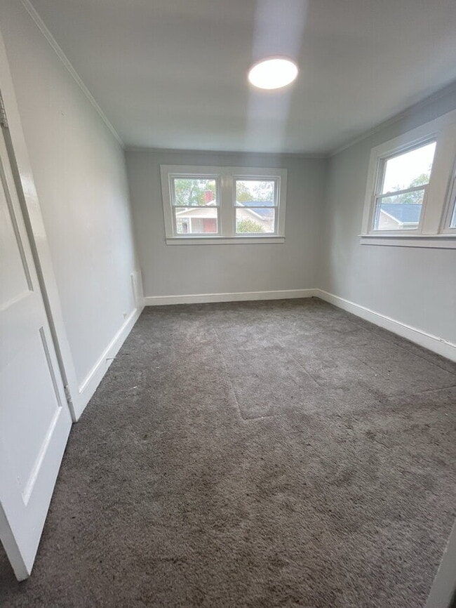 Building Photo - Charming 2-Bedroom Oasis with Full Bath in Pelzer's Heart!