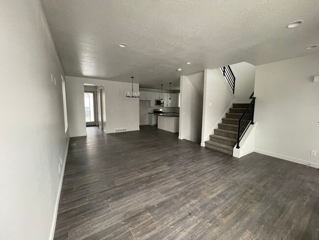 Building Photo - GET HALF OFF THE FIRST MONTHS RENT!!!