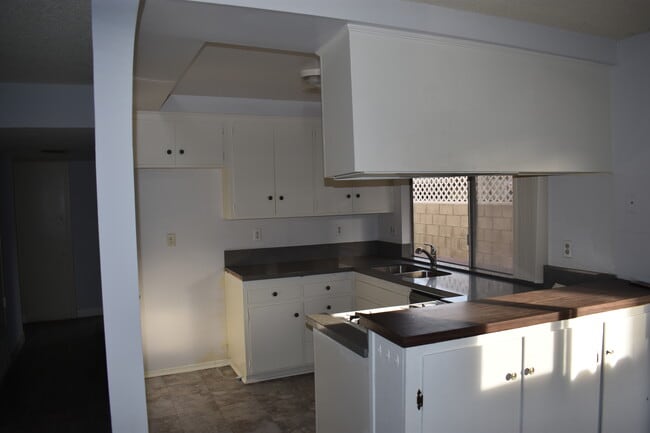 Foto del edificio - 17011 Pinehurst Ln