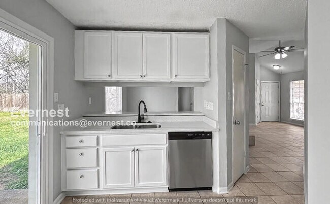 Foto del edificio - 3 Bed, 2 Bath Home with Fenced Yard & Garage / Pet-Friendly / Available Now!