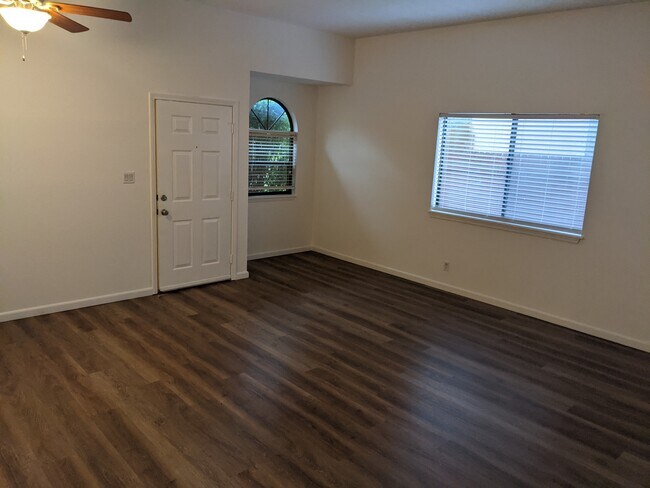 Foto del edificio - 7220 Chickadee Ln NE