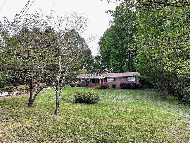 Building Photo - 4013 Woodside Dr
