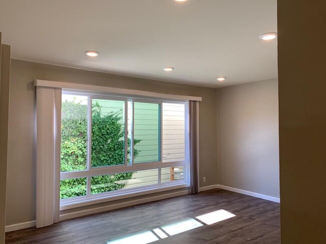 Building Photo - 4041 Lincoln Way