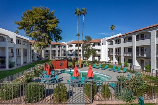 Outdoor Pool - Tides on 51st