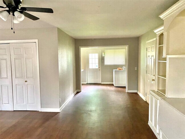 Building Photo - 6230 Standing Oaks Dr