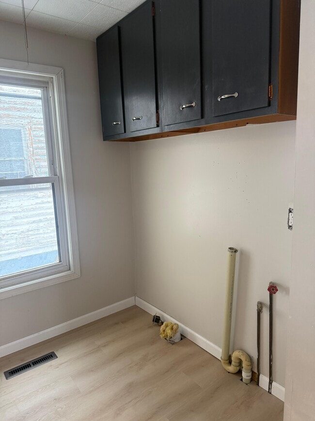 Building Photo - 909 West Ave