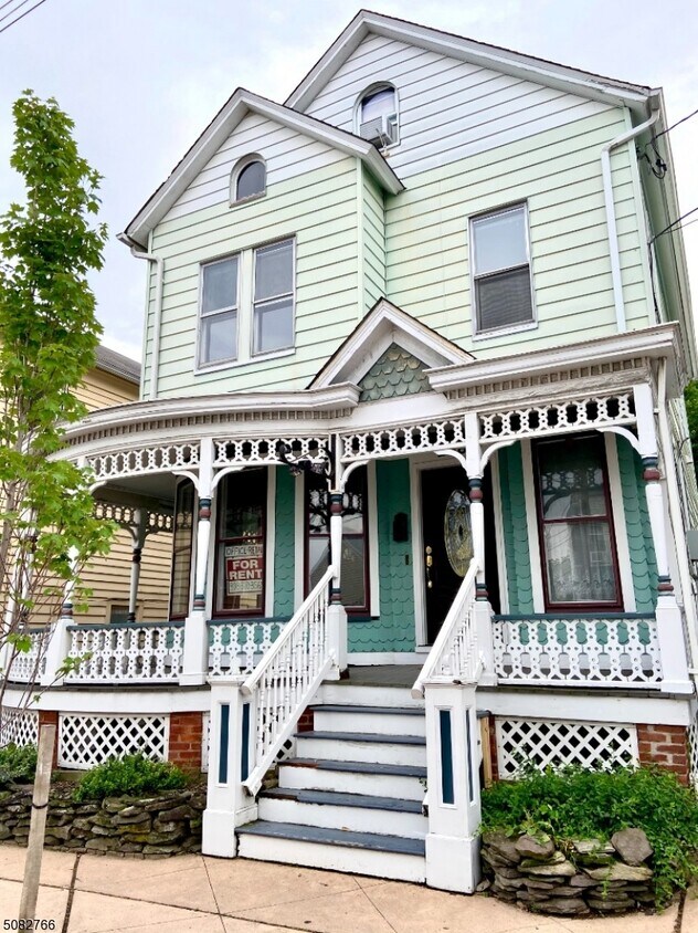 Primary Photo - 208 Main St