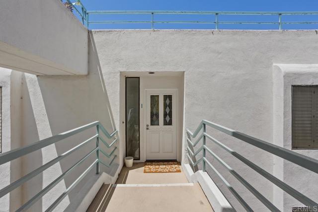 Building Photo - 2556 Navarra Dr
