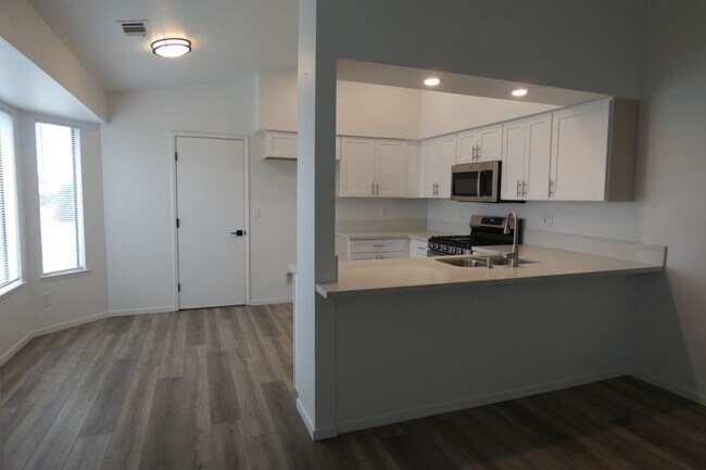 Foto del edificio - HOUSE FOR RENT