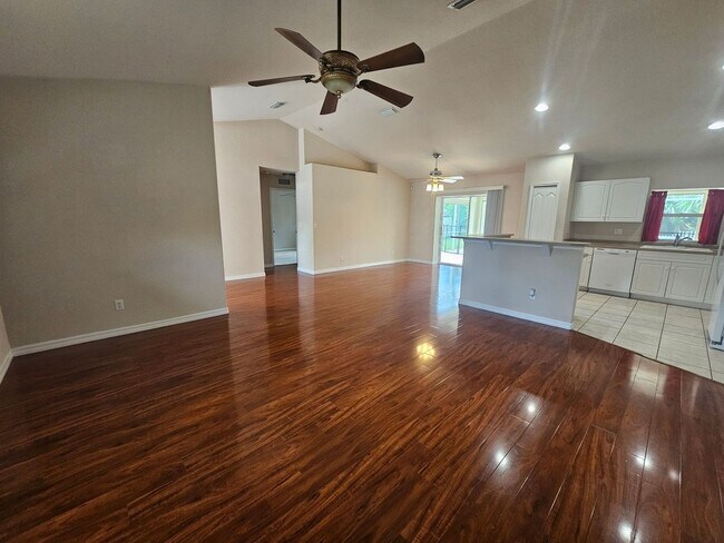 Foto del edificio - Pool Home 3 Bedroom 2 Bath close to shoppi...