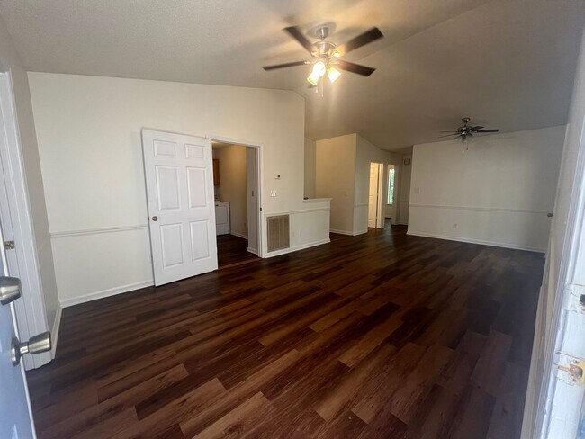 Foto del edificio - 1023 Yellowhammer Ln