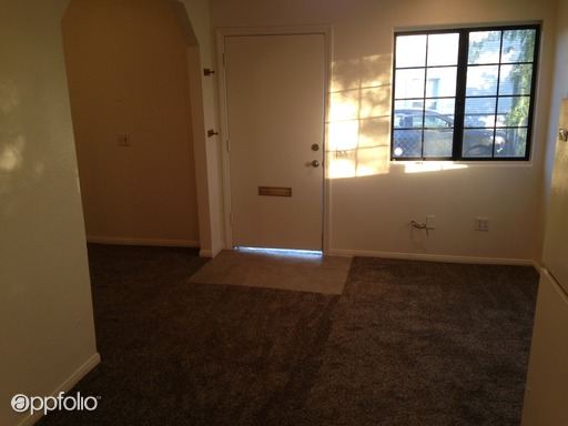 Foto del edificio - 2130 N Twin Oaks Valley Rd