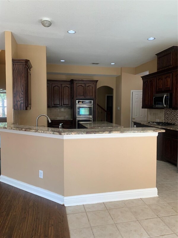 Building Photo - 9101 Forest Hills Dr