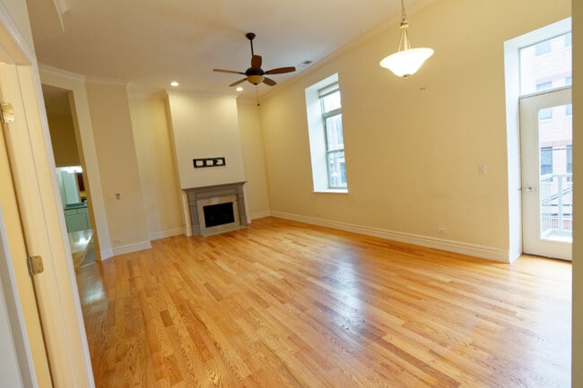 Building Photo - 1470 W Carmen Ave