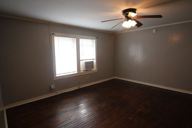 Building Photo - 704 S Bois D Arc Ave