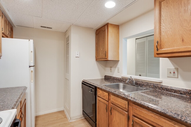 Foto del edificio - Vantage Pointe West Apartment Homes